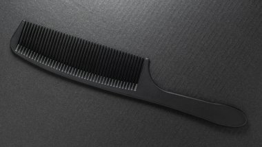 Siyah arka planda kuaför tarağının yakın plan görüntüsü