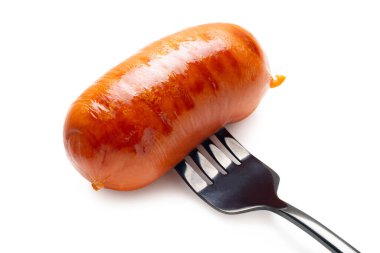 Çatalda iştah açıcı sosis, beyaz arka planda izole.