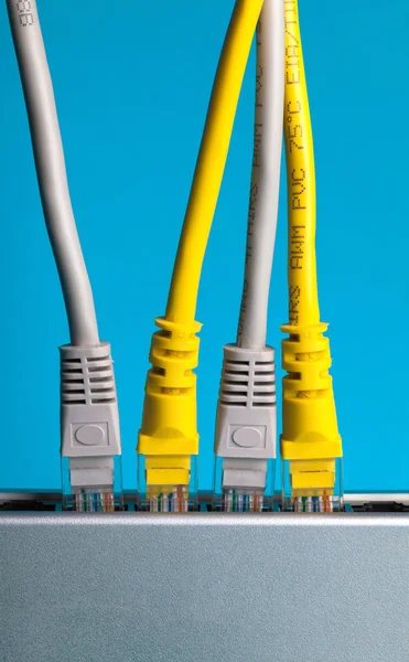 Router con cables de primer plano —  Fotos de Stock