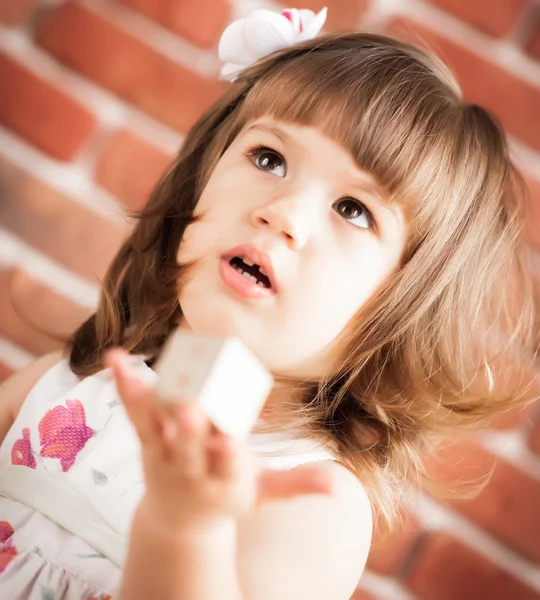 Девочка с игрушкой в руках — стоковое фото