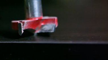 adam bir ahşap tahta delik matkap