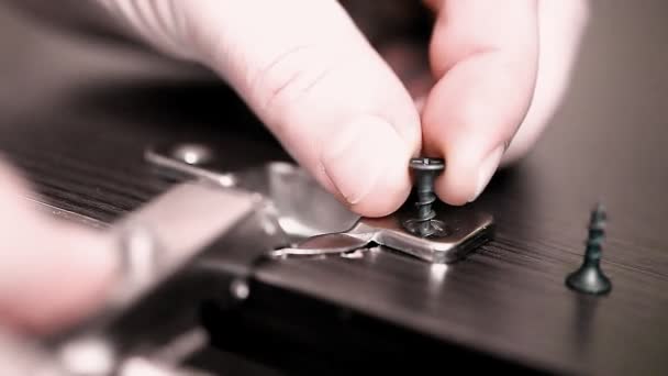 homme tourne vis à bois 