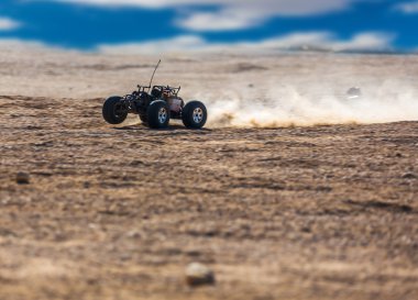Çölde RC buggy