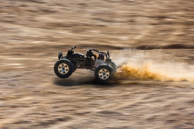 Çölde RC buggy