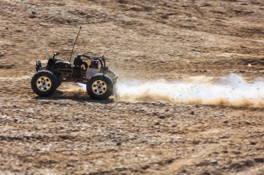 Çölde RC buggy