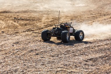 Çölde RC buggy