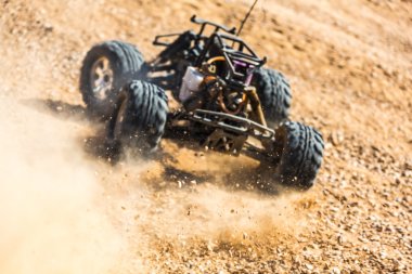 Çölde RC buggy