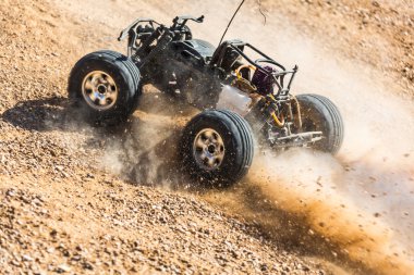 Çölde RC buggy