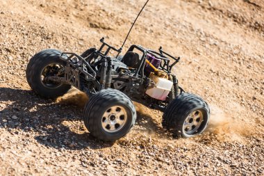 Çölde RC buggy