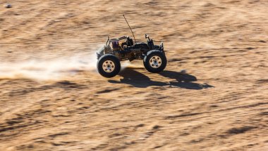 Çölde RC buggy