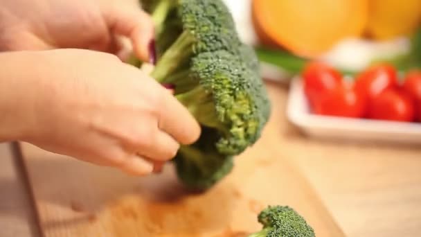 Preparazione di broccoli freschi — Video Stock