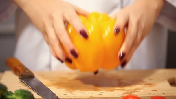 Cutting fresh pepper — Stock Video