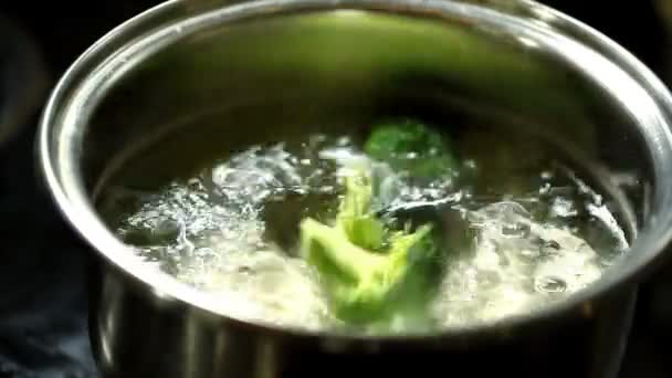 Bitar av broccoli — Stockvideo