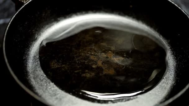 huile de tournesol versée 