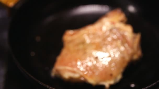Печеня з яловичини стейк — стокове відео