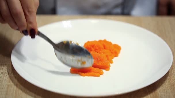 Chef haciendo una presentación — Vídeos de Stock