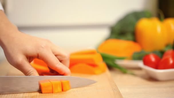 Cutting fresh pumpkin — Stock Video