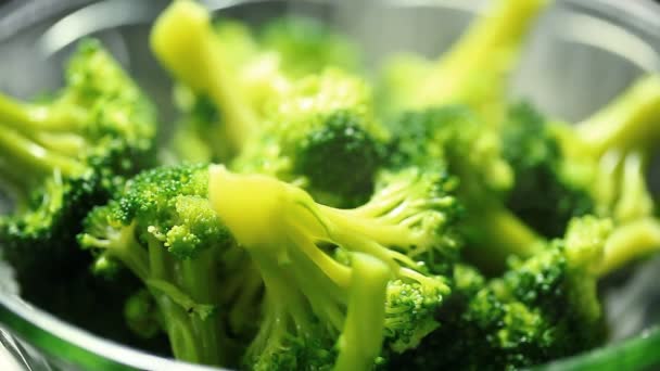 Frisch gekochter Brokkoli — Stockvideo