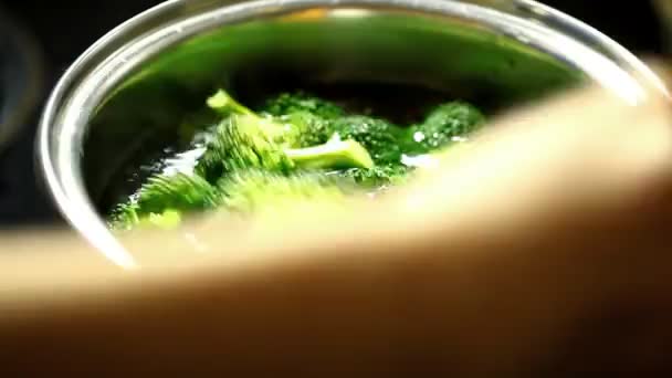 Bitar av broccoli — Stockvideo