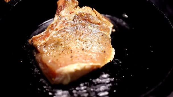 Dana biftek kızartma — Stok video