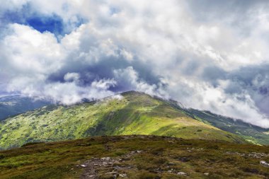 Karpatlar manzarada yaz