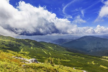 Karpatlar manzarada yaz