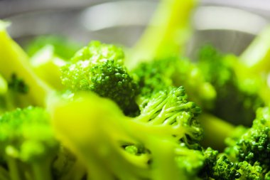 Sıcak Haşlanmış brokoli yakın çekim 