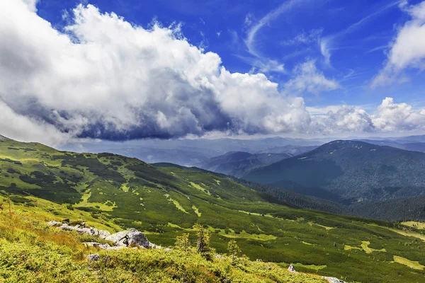 Paisagem de verão em carpathians — Fotografia de Stock