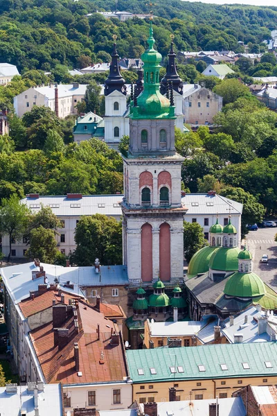 Городской пейзаж летом — стоковое фото