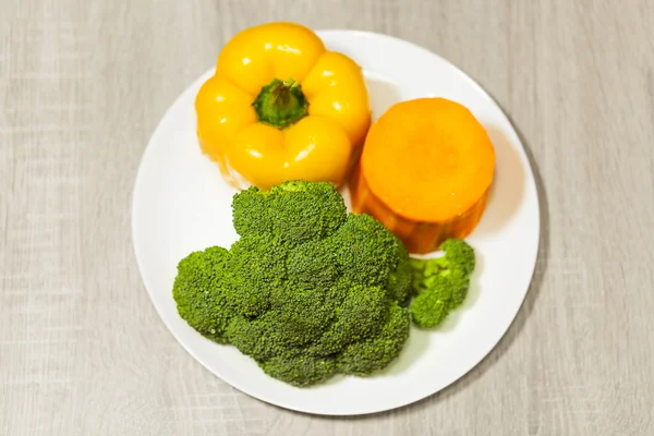 Brócolos orgânicos, pimenta e abóbora — Fotografia de Stock