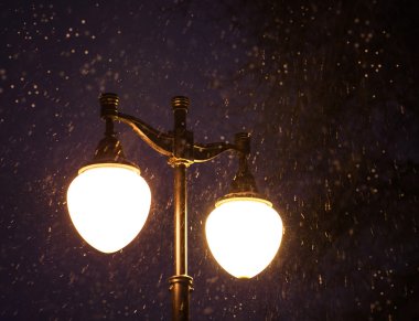 kar yağışı ve vintage fener 