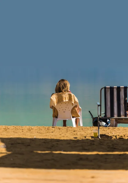 Mulher relaxante na praia Mar Morto — Fotografia de Stock