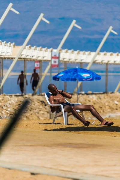 La gente si rilassa sulla spiaggia Mar Morto — Foto Stock