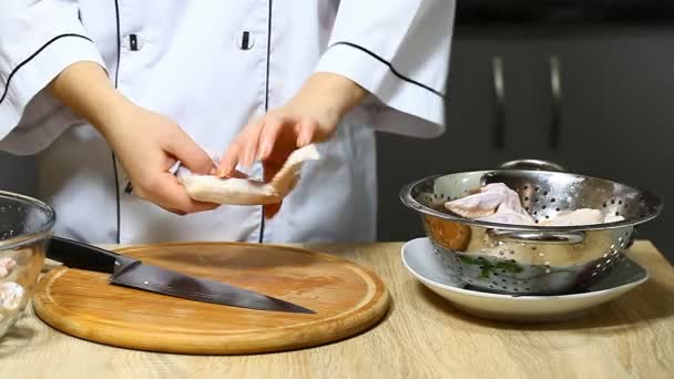 Cuoco taglia pollo crudo — Video Stock