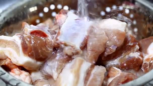 Kuchařka vepřové žebra myje — Stock video