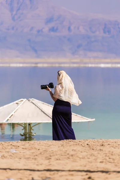 Femme reposant sur la plage — Photo