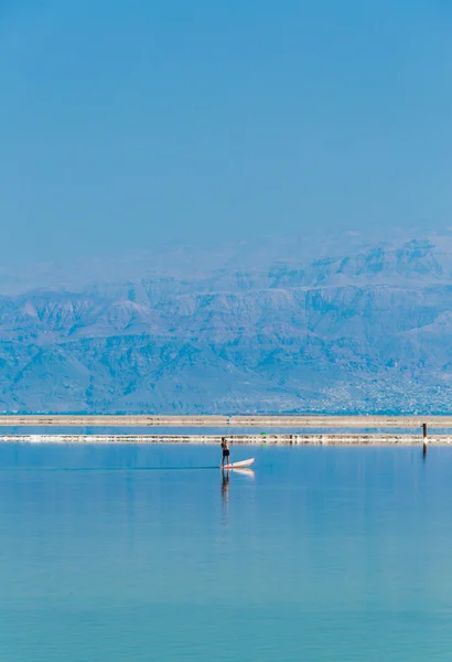 Man floats on a boat — Stock Photo, Image