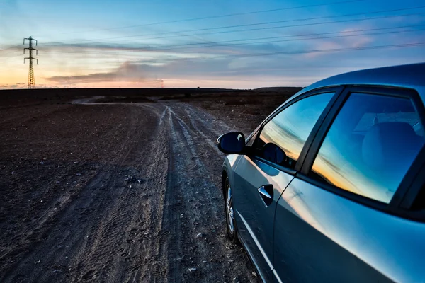 Coche va en el desierto pedregoso —  Fotos de Stock