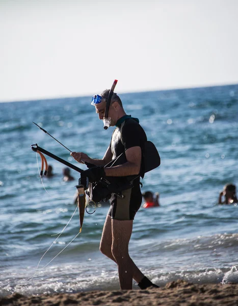 Hombre usando una máscara para bucear — Foto de Stock