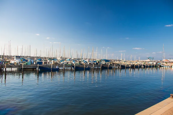 Båt förtöjd vid piren — Stockfoto