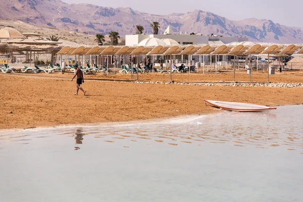 Mann rastet am Strand aus — Stockfoto