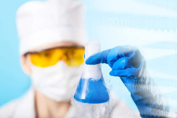 Mulher química examina tubo de ensaio — Fotografia de Stock