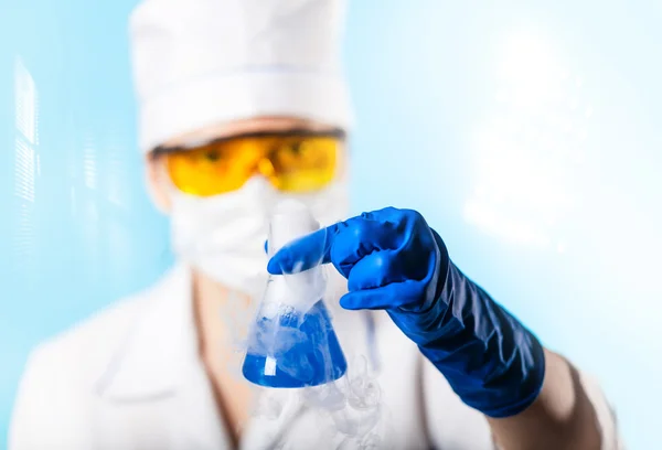 Química mujer examina tubo de ensayo — Foto de Stock