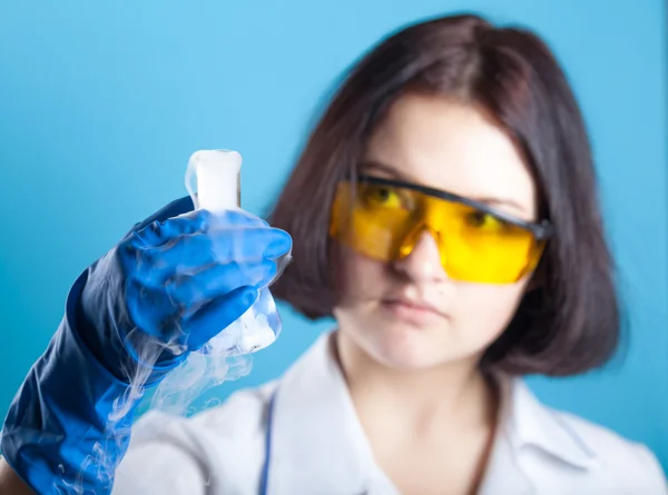 Žena chemik zkoumá zkumavky — Stock fotografie
