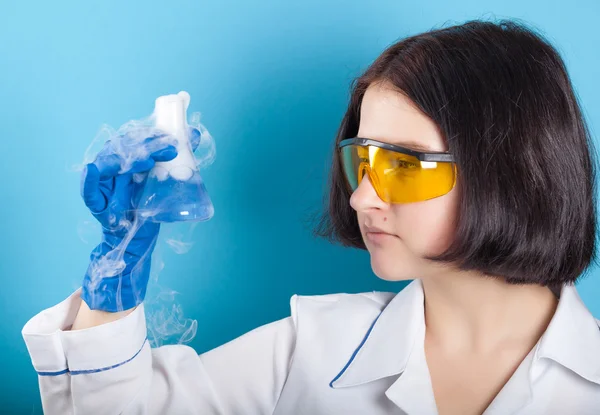 Química mujer examina tubo de ensayo — Foto de Stock