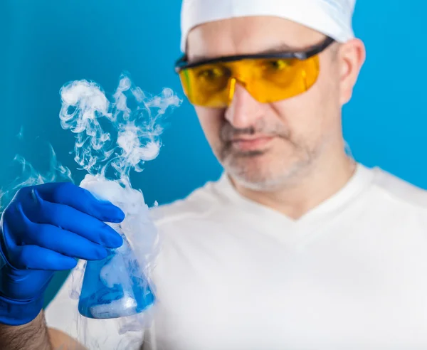 Chemiker untersucht Reagenzglas — Stockfoto