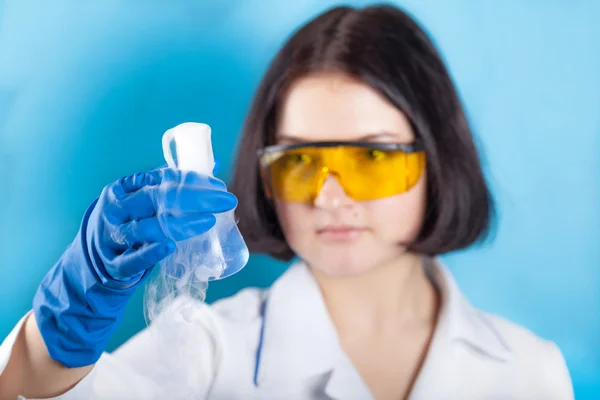 Química mujer examina tubo de ensayo — Foto de Stock