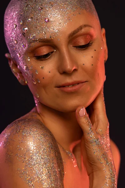 Modeportret van een blije kale vrouw met glitter en loep. Meisje met creatieve kunst make-up. — Stockfoto