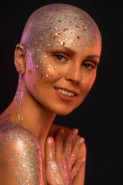 Retrato de moda de mulher careca feliz com brilho e lantejoulas. Menina com maquiagem de arte criativa. — Fotografia de Stock