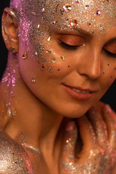 Modeportret van een blije kale vrouw met glitter en loep. Meisje met creatieve kunst make-up. — Stockfoto